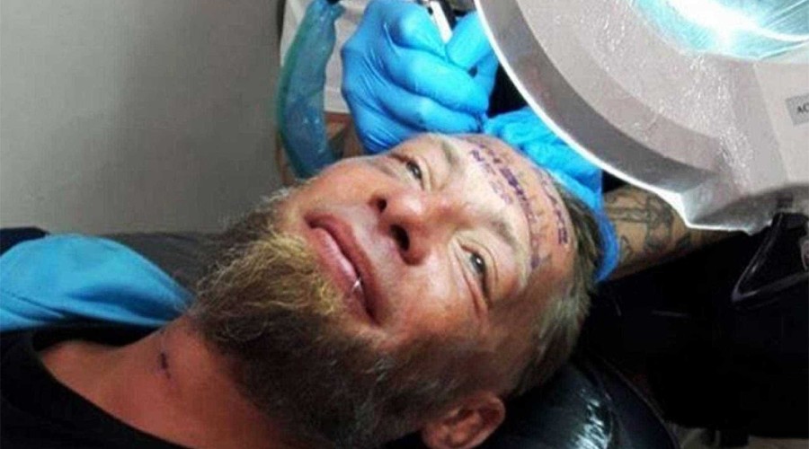 Turistas dão dinheiro a morador de rua para que faça tatuagem na cara