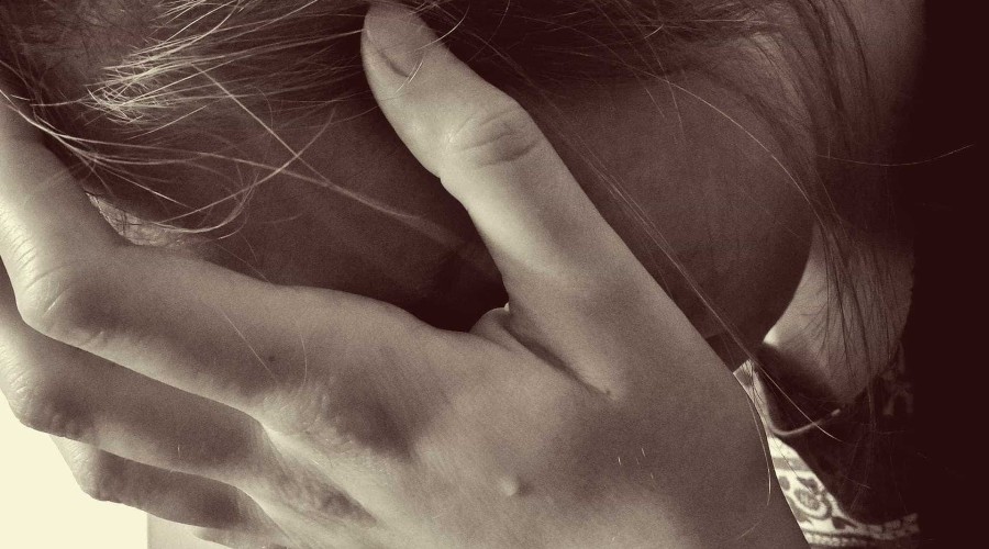 Pai é preso por tortura após tentar queimar mãos da filha de 11 anos