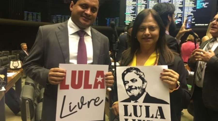 Oposição obstrui pauta e protesta contra prisão de Lula