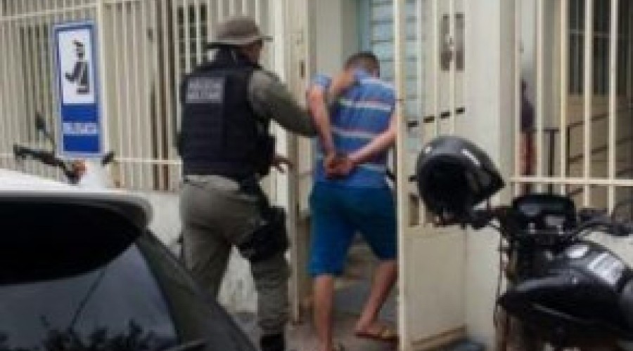 Filho é preso após tentar matar o pai com golpe de faca
