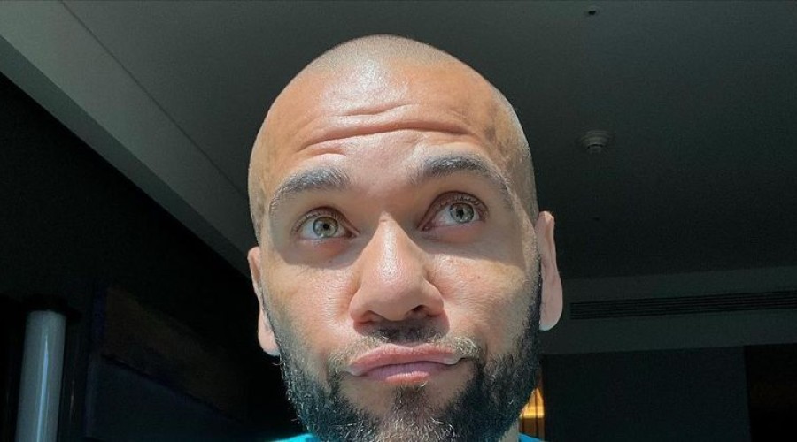 Daniel Alves joga bola na prisão e não quer receber visita dos pais, diz jornal