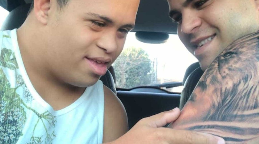 Garoto com Síndrome de Down se emociona ao ver tatuagem do irmão