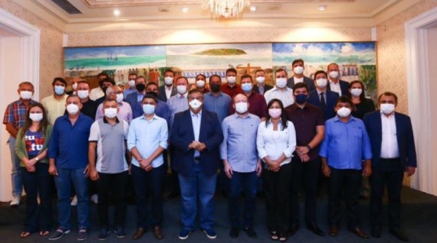 Flávio Dino deve adiar decisão sobre candidato da base ao governo