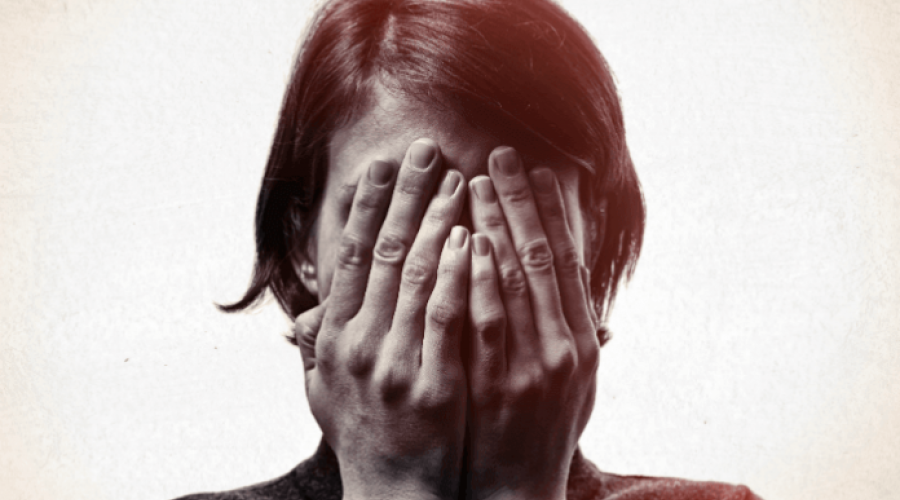 Homem agride esposa ao confundi-la em um filme pornô