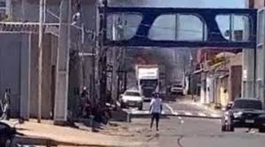 VÍDEO: Motorista dirige caminhão pegando fogo por ruas de cidade no Sul do Maranhão e assusta moradores