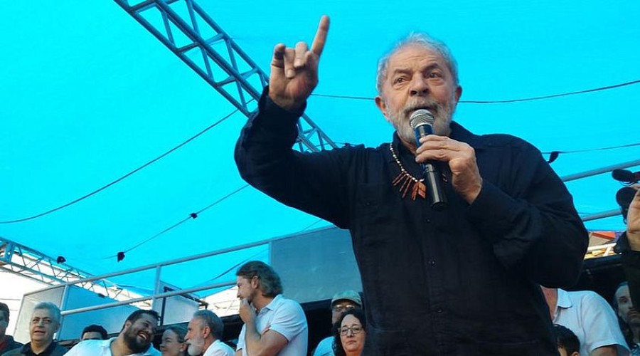 Ônibus da caravana de Lula são atingidos por tiros