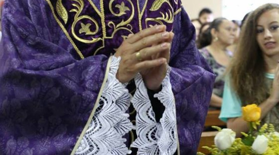 Padre é indiciado por ameaçar e difamar secretária após fim de namoro