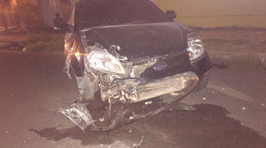 Carro bate em poste no centro de Timon e prega susto em vizinhos