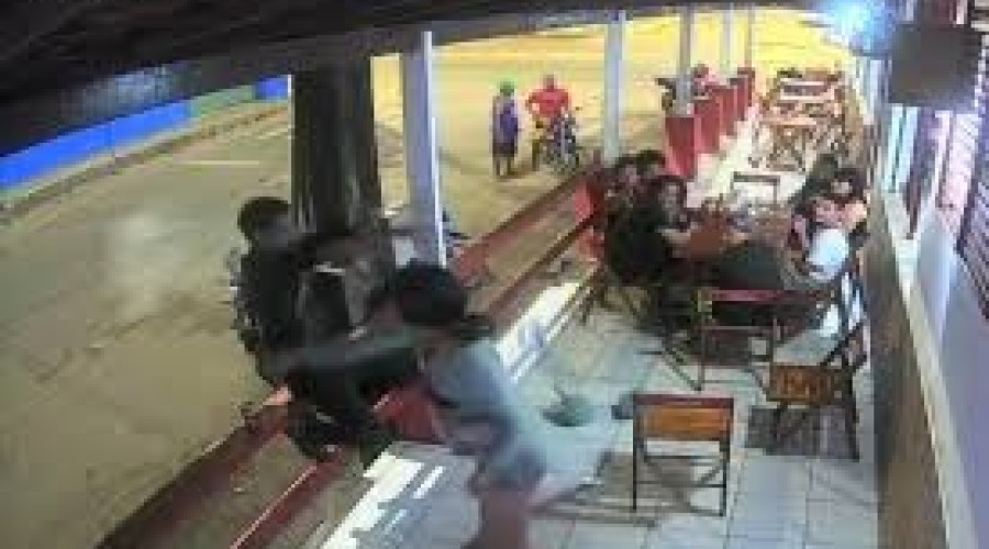 Veja vídeo - Pinheiro: Advogado é brutalmente agredido a garrafada no interior do Maranhão