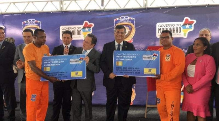 MARANHÃO: Flavio Dino entrega cartões a presos condenados