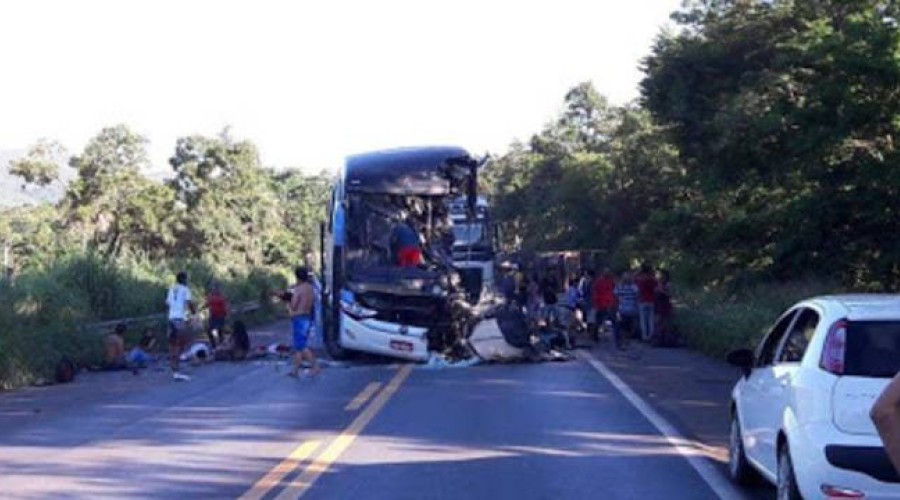 Acidente de ônibus em rodovia de Goiás mata ao menos 8 pessoas