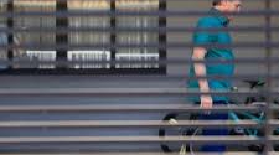 Moraes diz que Bolsonaro violou uso de tornozeleira eletrônica e tinha ‘elevado risco de fuga’ citando cita distância da casa de Bolsonaro da embaixada dos EUA