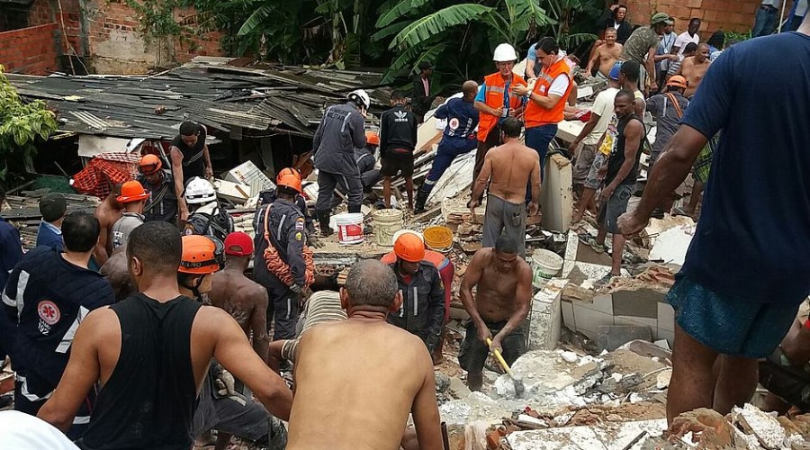 Prédio desaba, mata e deixa soterrados após chuva forte em Salvador