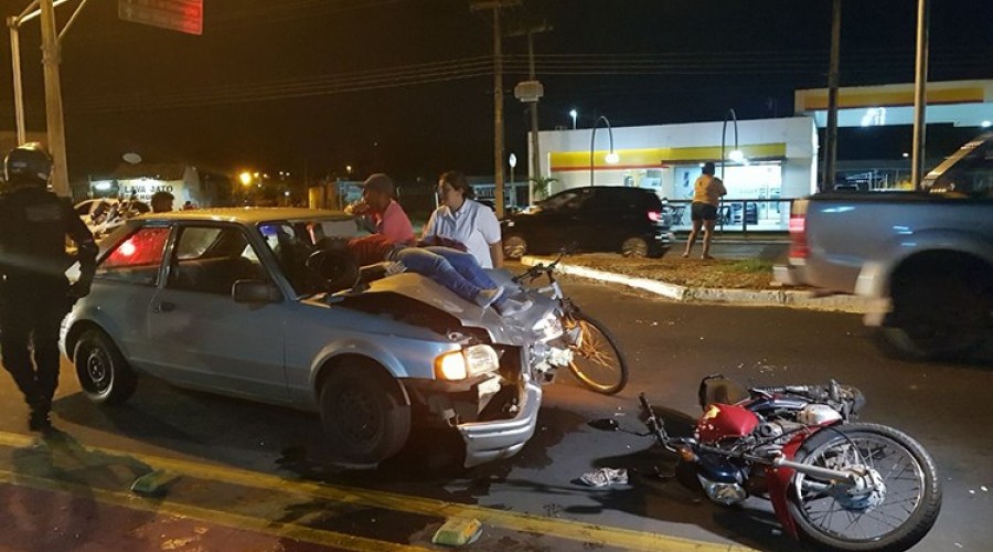 Veja em vídeo: acidente entre carro e moto em Teresina deixa passageira no capô do veículo