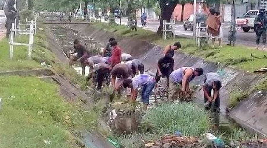 Presos limpam ruas e canais após Carnaval em Santa Cruz, na Bolívia