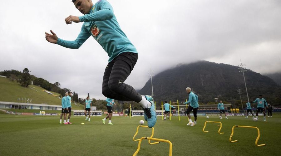Após folga no domingo, Seleção Brasileira volta ao treinos de olho no confronto contra a Colômbia