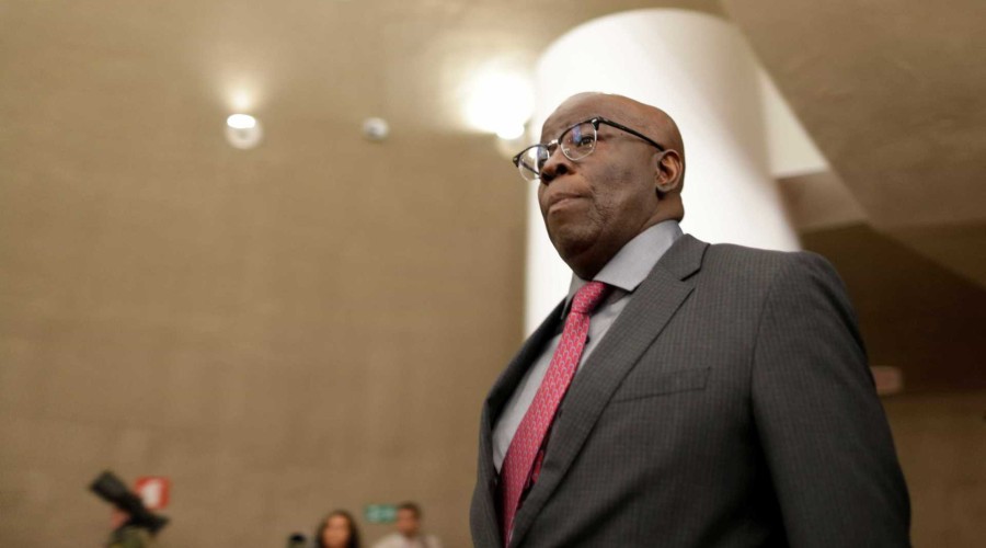 Joaquim Barbosa adia decisão sobre candidatura