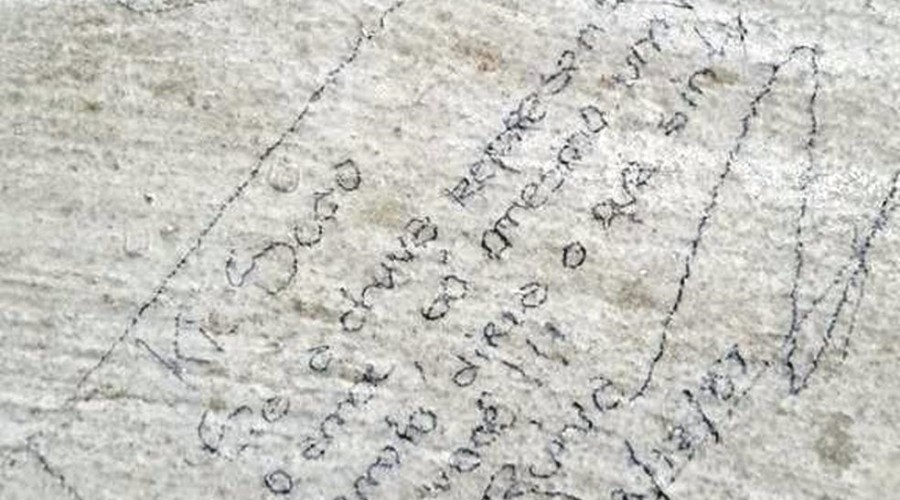 'Alvo' de declaração de amor escrita há 40 anos em parede de escola relata surpresa: 'A gente só vê isso em novela e filme'