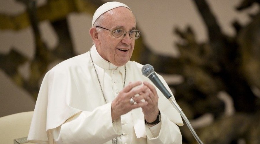 Papa Francisco pede que os pais apoiem os filhos homossexuais: 'não devem condenar ou esconder'