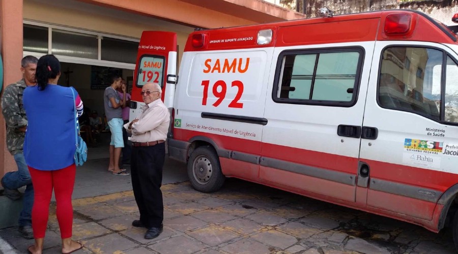 Assaltante se assusta com sirene do Samu, pula de ônibus e morre