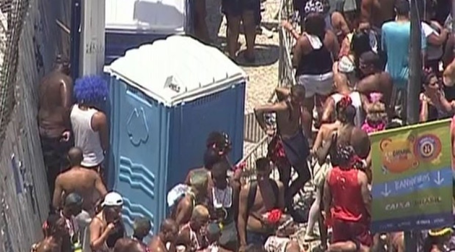 Prefeitura de SP coloca 160 fiscais para multar quem fizer xixi na rua durante carnaval