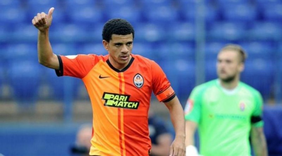 Imagem forte: Taison bate cabeça e sofre convulsão em campo na Europa