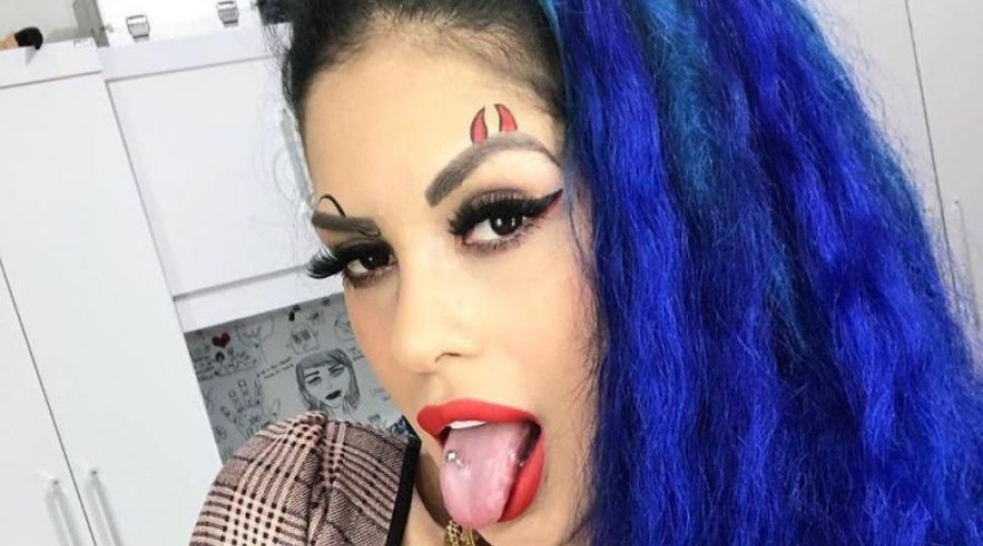 Tati Zaqui causa na web ao rebolar de calcinha para a câmera
