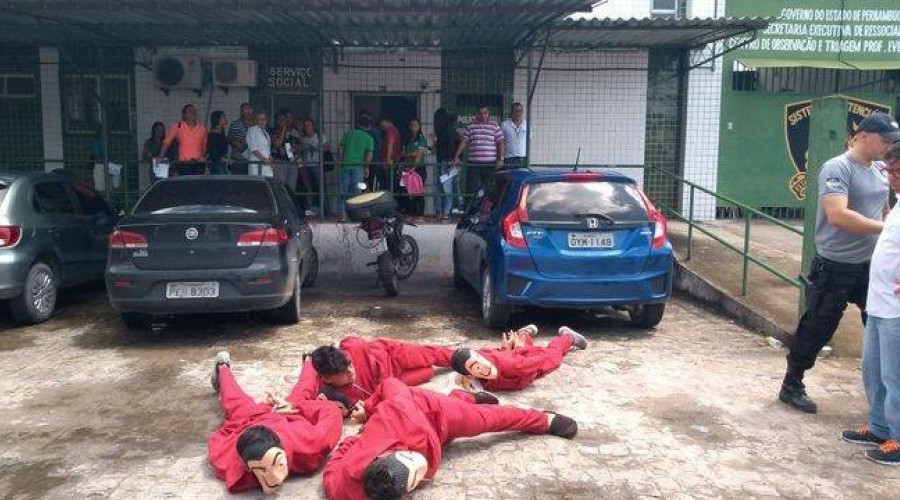 Vestido de 'La Casa de Papel', grupo é flagrado em frente a presídio de PE