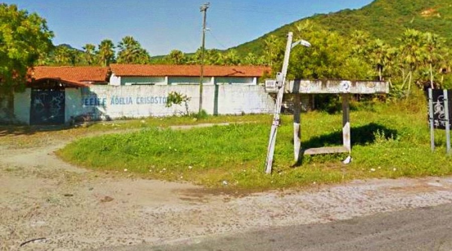Bandidos invadem escola pública em Caucaia e mantêm alunos e professores reféns