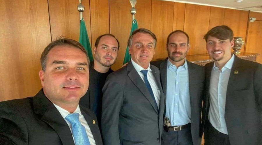Novo inquérito: Bolsonaro agora tem os 4 filhos sob investigação