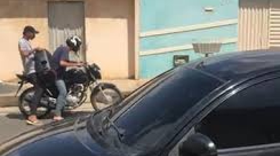 Vídeo flagra fuga de criminosos após renderem mãe e filho em assalto em Teresina