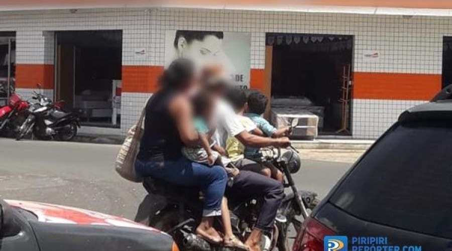 Na foto: Seis pessoas são flagradas em uma única moto no Piauí