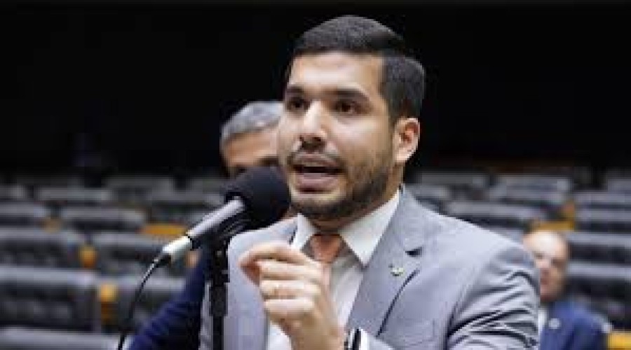 Deputado Federal André Fernandes envia emenda para compra de armamento e quer premiar PM que 'mais matar traficante'