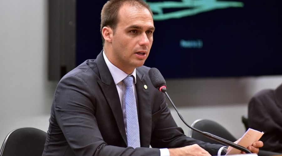 Denúncia detalha ameaça de Eduardo Bolsonaro a jornalista
