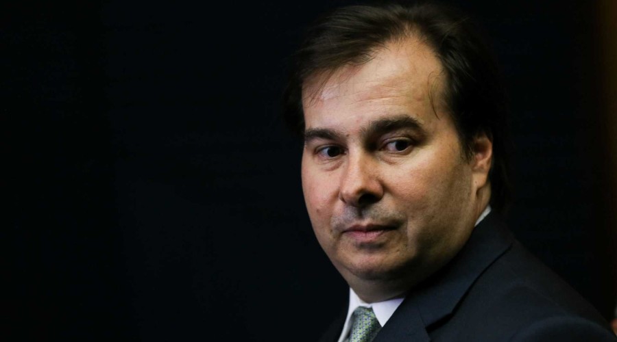 Ao se lançar candidato ao Planalto, Maia marcará afastamento de Temer