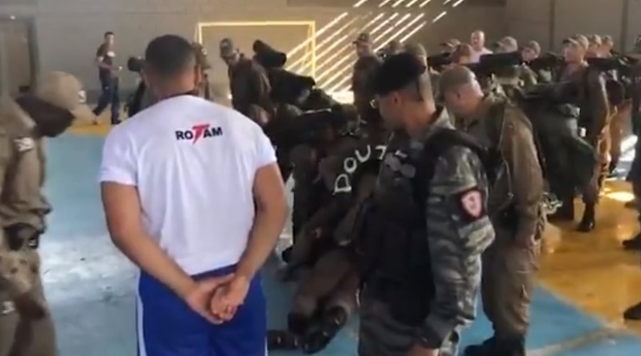 Vídeo mostra PM de Minas levando tapa no rosto em treinamento; polícia disse que afastou militares