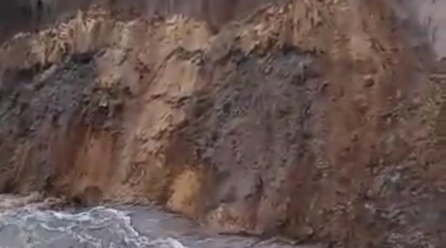 VEJA OS 6 VÍDEOS: Loucura total! Prefeito do interior invade terro, constrói vala e extermina riacho de casa prestes a ser dragada por desmoronamento