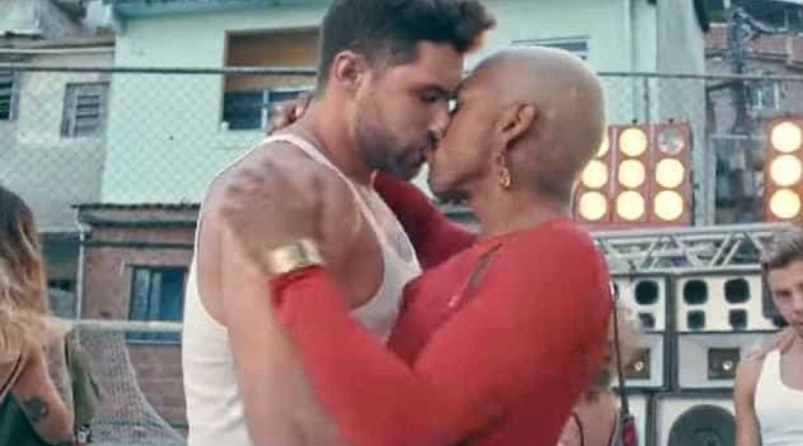 Assista ao vídeo: Nego do Borel beija bonitão da TV em novo clipe; assista