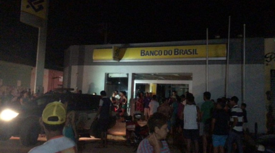 Bandidos explodem BB de Dom Pedro