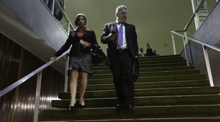 MINISTÉRIO PÚBLICO PRENDE GAROTINHO E ROSINHA, EX-GOVERNADORES DO RIO