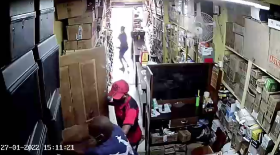 Vídeo: Comerciante é baleado durante assalto em São Luís; confira imagens da ação criminosa