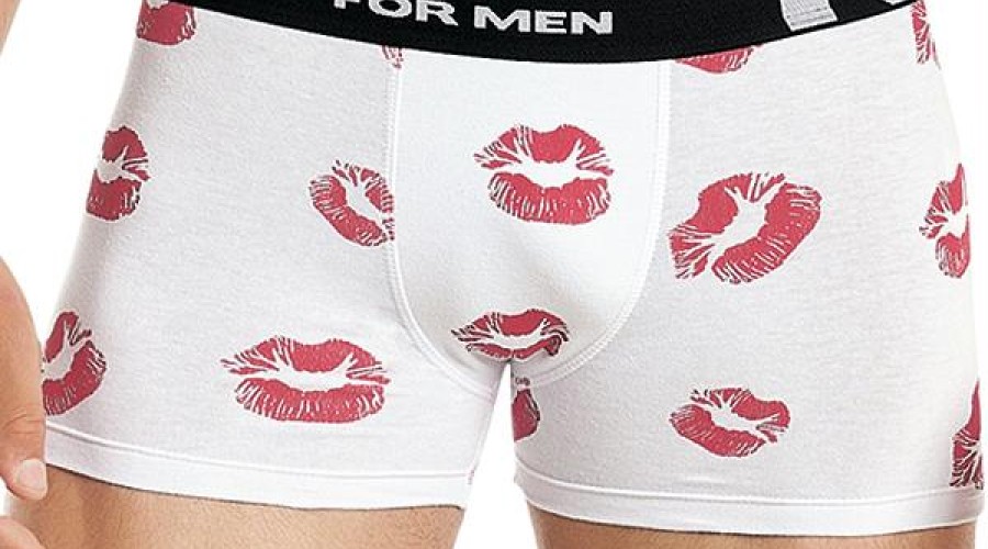 Jovem acha marca de batom na roupa do marido e joga água fervendo nele