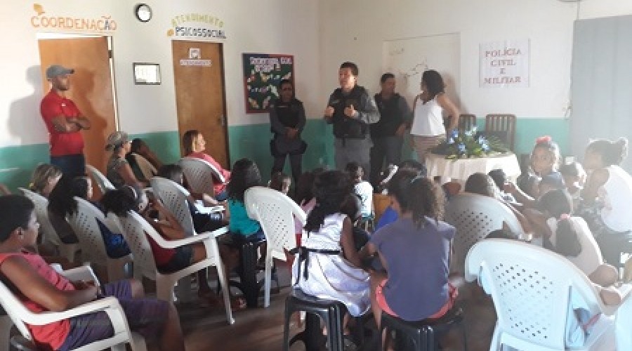 Policiais militares realizam palestra no Povoado Engenho D Água