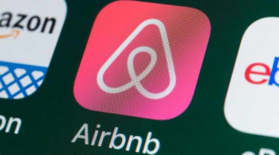 Usa Airbnb? Como descobrir se existe uma câmera escondida em seu quarto...