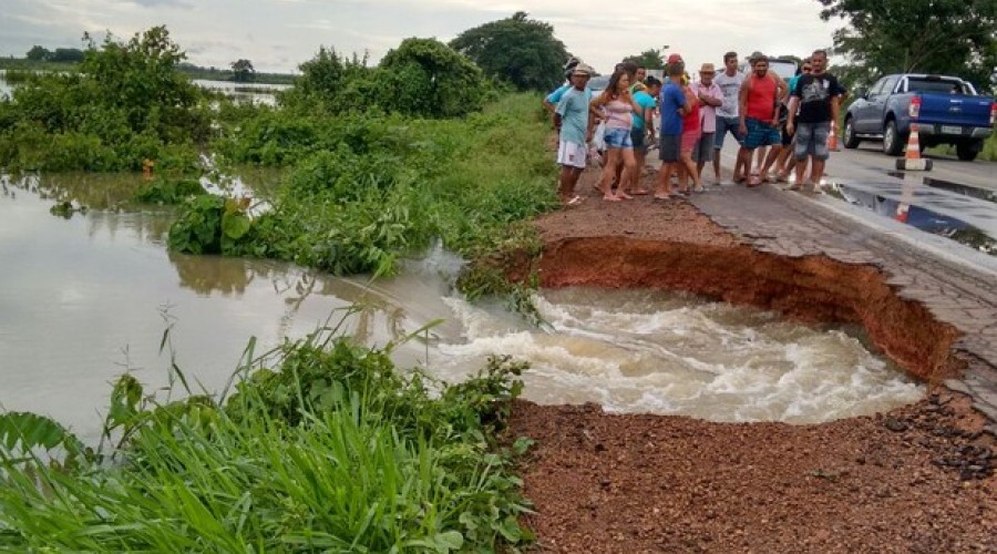 Chuva faz pista se romper e cratera interdita BR-222 no norte do Maranhão