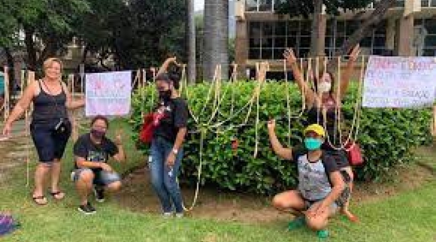 Professoras usam tripas de bovinos em protesto contra prefeitura