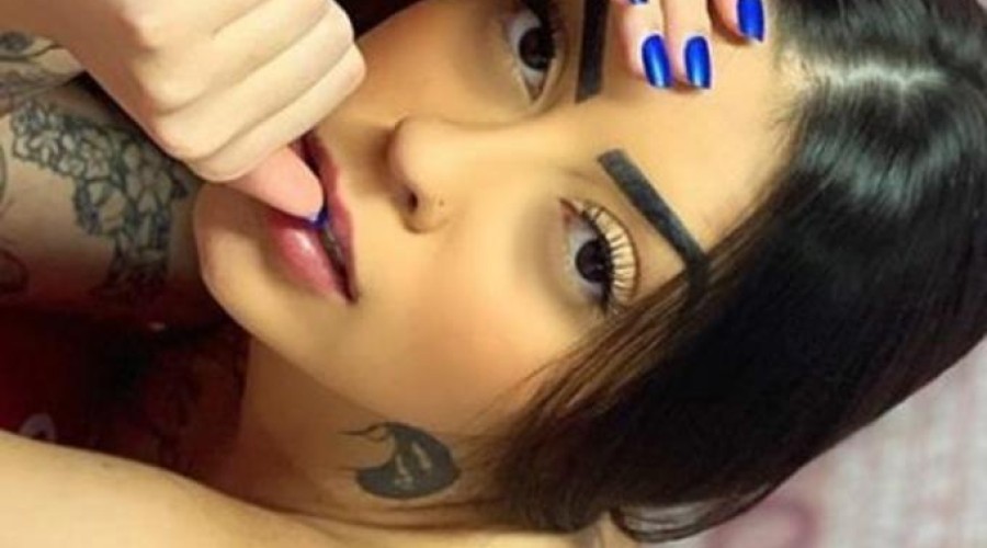 Assista ao Vídeo: De fio dental, MC Mirella enlouquece rebolando de bumbum para cima