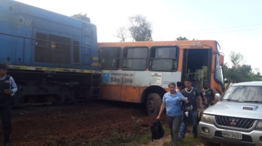 Trem arrasta ônibus com passageiros na Zona Rural de São Luís