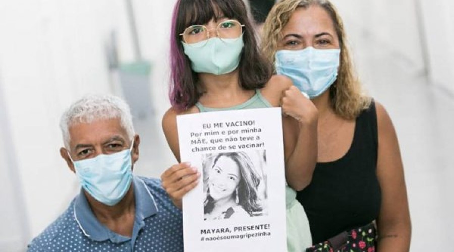 “Minha mãe não teve a chance”, diz Helena, 8 anos, ao ser vacinada