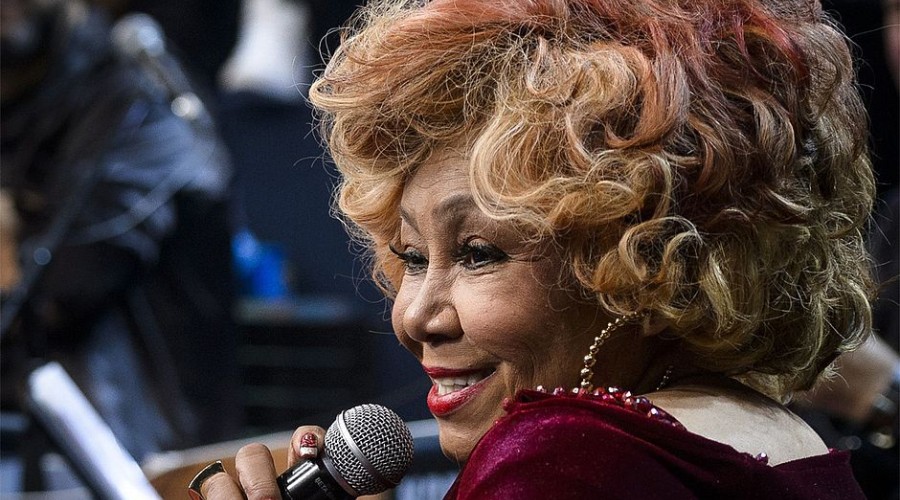 Alcione é internada e passa por cirurgias após dores no peito